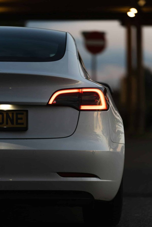 Quels sont les avantages d'un chargeur rapide pour les voitures électriques de course?